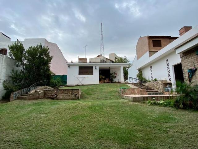 EN ALQUILER! Casa de 4 Dorm / 3 ba?os / cochera / CERRO DE LAS ROSAS