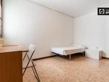 ¡En alquiler! Cómoda habitación en el apartamento de 5 dormito.