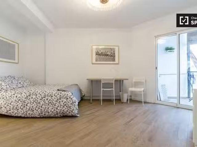 ¡Oferta! Elegante habitación en un apartamento de 5 dormitorio.