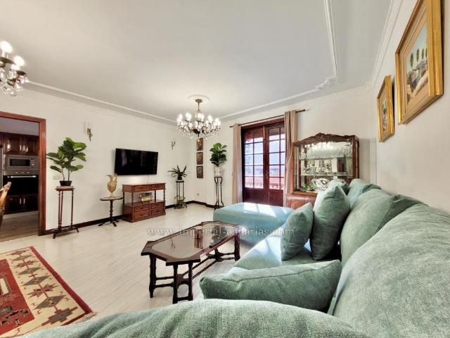En alquiler, enorme vivienda de 4 dormitorios y 3 baños por la zona de la Plaza del Charco, con 2 plazas de Parking