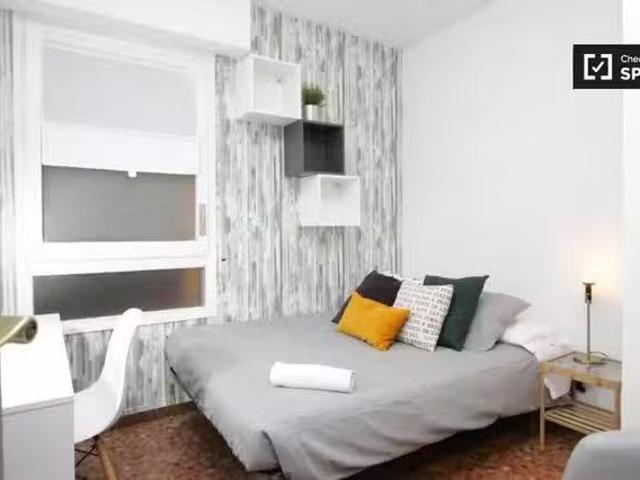 Encantador Gran habitación en piso compartido por Eixample, Ba.