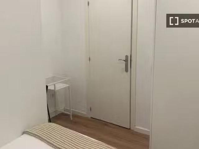 ¡Recién llegado! Habitación acogedora en apartamento de 9 dorm.