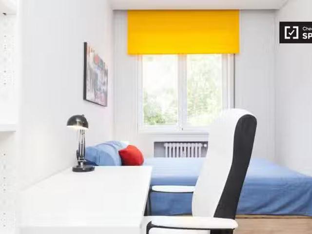 ¡En alquiler! Habitación amueblada en apartamento de 7 dormito.