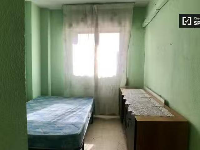 Barato Habitación amueblada en apartamento de 3 dormitorios en.