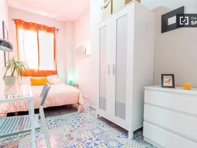 Bonito Habitación cálida en piso de 5 habitaciones, Eixample.
