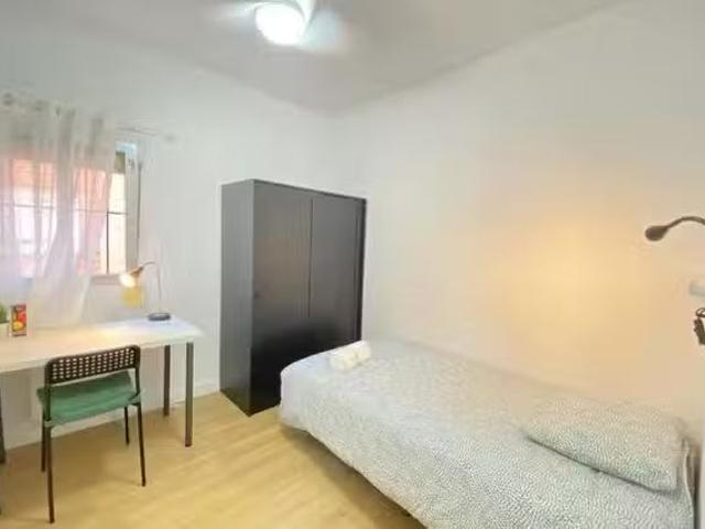 ¡Renta! Habitación en Avenida de Palomeras