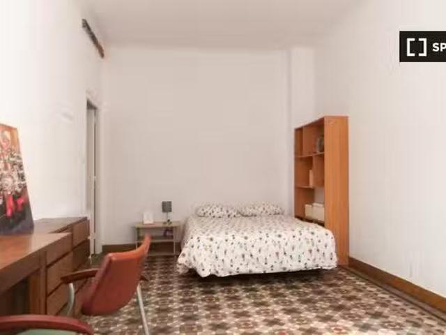 ¡Renta! Habitación en apartamento de 6 dormitorios en Barri Gò.