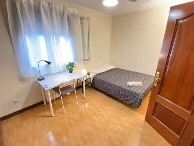 ¡En alquiler! Habitación en C. Pico de Alba, 2