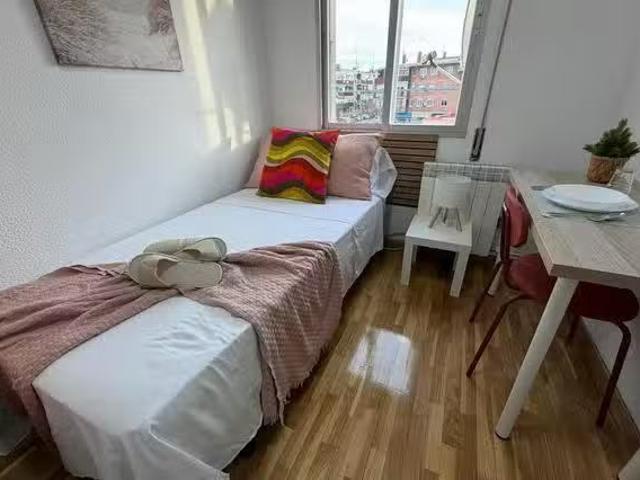 ¡Recién llegado! Habitación en Calle Monte de Montjuich, Villa.