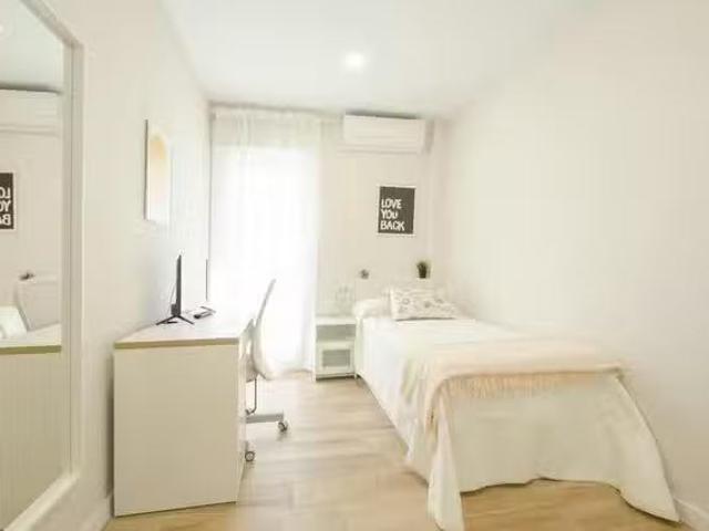 ¡Recién llegado! Habitación en Calle de Antonio Prieto, Zofío