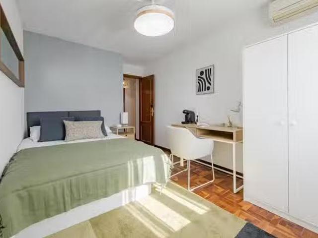 Bonito Habitación en Calle de Fuendetodos, Latina