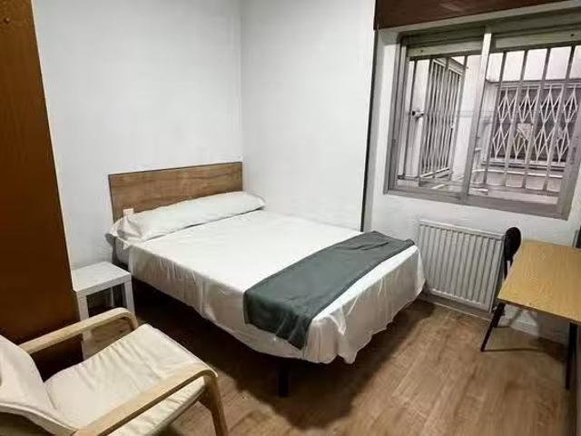 Bonito Habitación en Calle de los Pajaritos, Adelfas