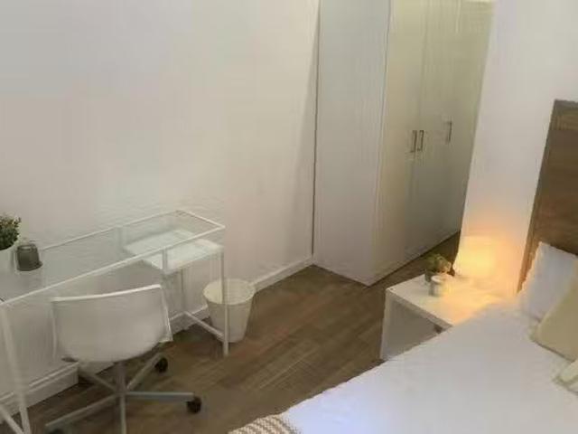 ¡Renta! Habitación en Calle de Valencia, Embajadores