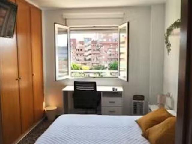 Bonito Habitación en Carrer de Vicente la Roda, Poblados Marít.