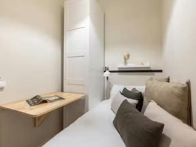 ¡Recién llegado! Habitación en Carrer de Calàbria, La Nova Esq.