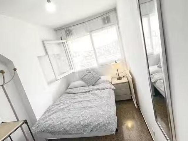 Acogedor Habitación en Carrer de Martí l'Humà
