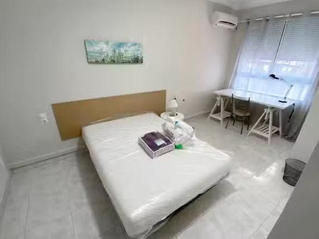 Bonito Habitación en Gran Via de les Germanies, Russafa