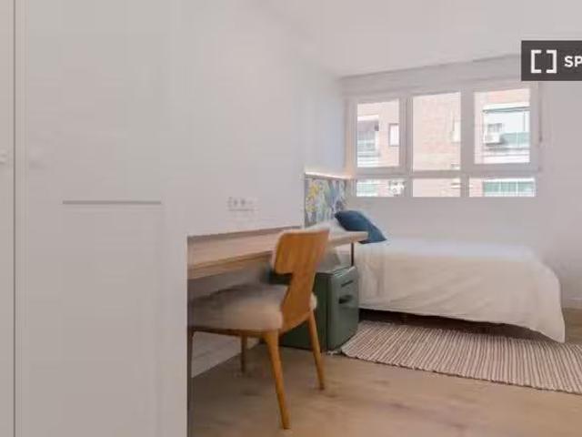 ¡Oferta! Habitación en piso compartido de 6 habitaciones en Pe.