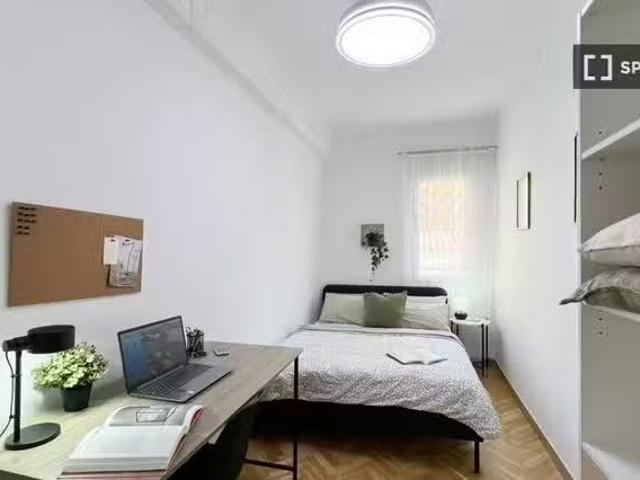 Acogedor Habitación en piso compartido de 7 habitaciones en Im.