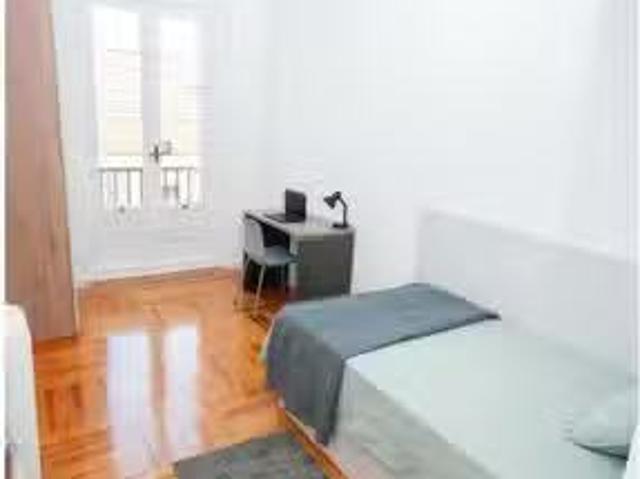 Bonito Habitación en piso compartido de 8 habitaciones en Alma.