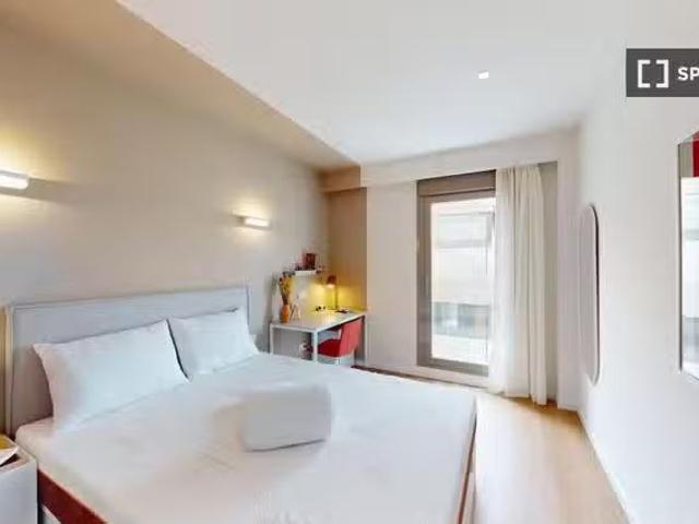 ¡Oferta! Habitación en piso compartido de 10 camas en alquiler.