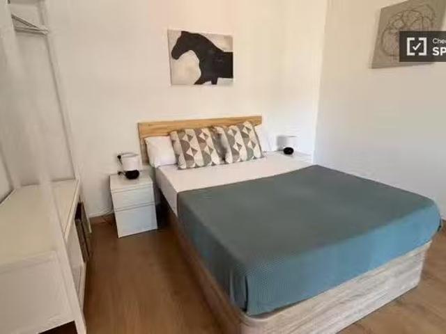 Bonito Habitación en piso compartido en alquiler en Collblanc.