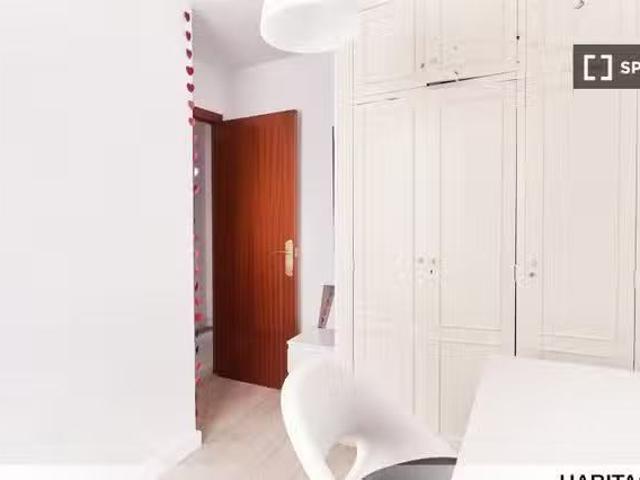 ¡En alquiler! Habitación en piso de 4 dormitorios en Porvenir.