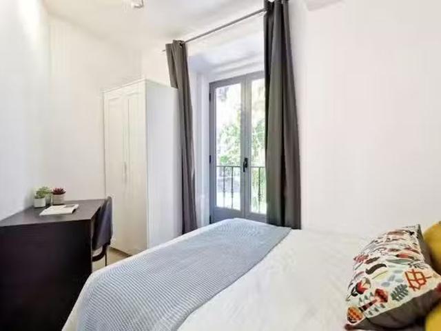 Encantador Habitación en Plaza de Santa Cruz, Sol