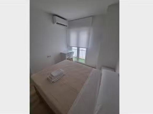 ¡Recién llegado! Habitación en 19 Calle Angelita Camarero