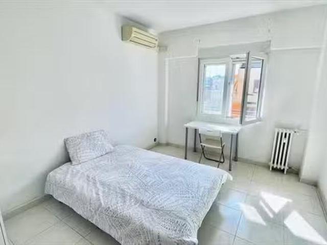 ¡Renta! Habitación en 52 Calle de Jeronima Llorente