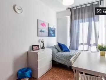 Encantador Habitación luminosa en apartamento de 5 dormitorios.