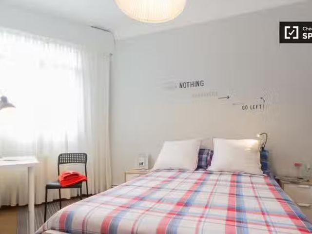 Nuevo Habitación soleada en un apartamento de 3 dormitorios en.