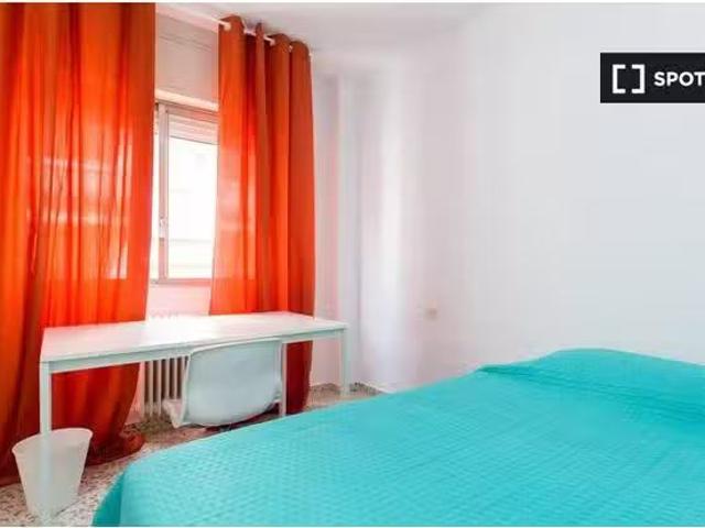 ¡En alquiler! Habitaciones en apartamento de 5 dormitorios en.