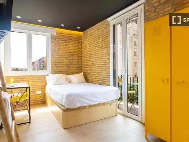 Bonito Habitaciones en piso de 5 dormitorios en Valencia
