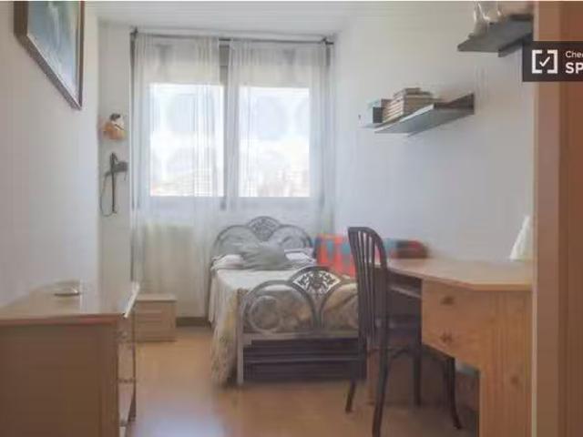 Nuevo Se alquila habitación en apartamento de 3 dormitorios en.
