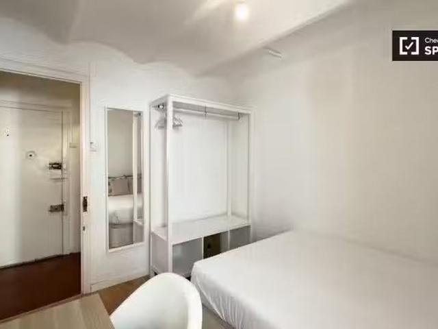 Acogedor Se alquila habitación en apartamento de 2 dormitorios.