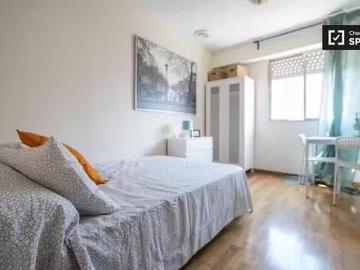 Único Se alquila habitación en apartamento de 4 dormitorios en.