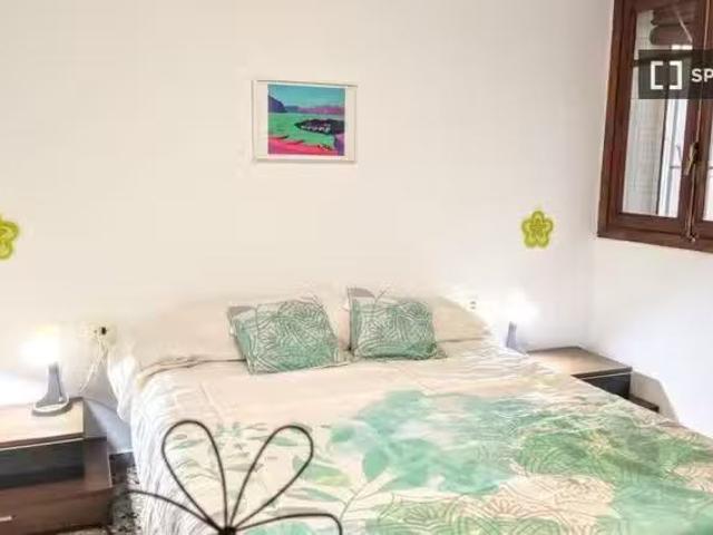 Barato Se alquila habitación en apartamento de 4 dormitorios e.