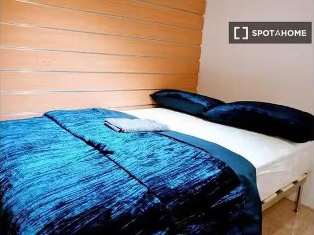 Acogedor Se alquila habitación en apartamento de 4 dormitorios.