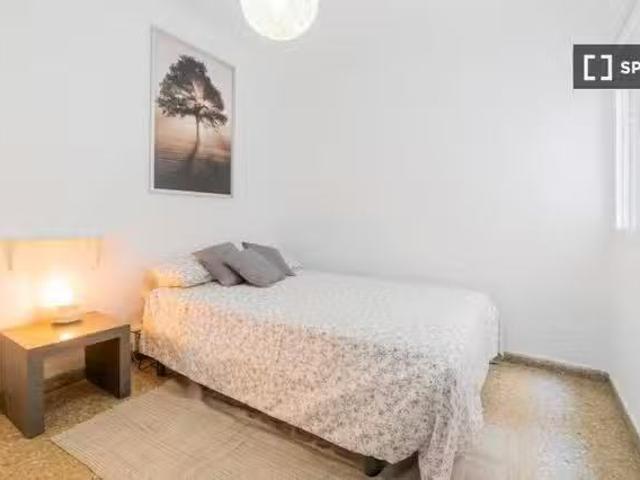 Barato Se alquila habitación en apartamento de 5 dormitorios e.