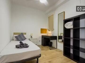 ¡Renta! Se alquila habitación en apartamento de 5 dormitorios.