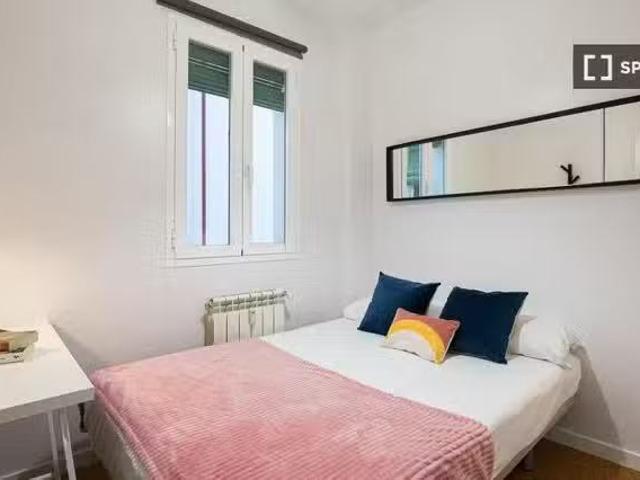 ¡En alquiler! Se alquila habitación en apartamento de 6 dormit.