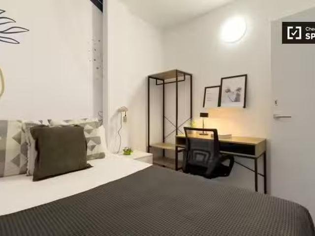 Acogedor Se alquila habitación en el apartamento de 6 dormitor.