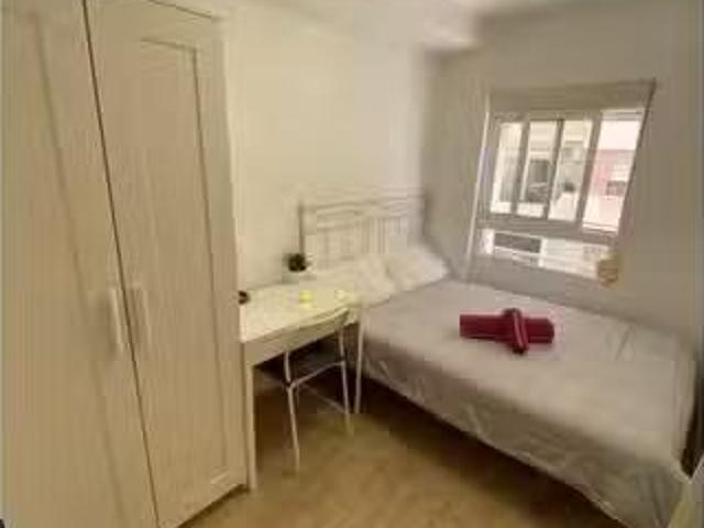 Bonito Se alquila habitación en piso compartido de 5 habitacio.