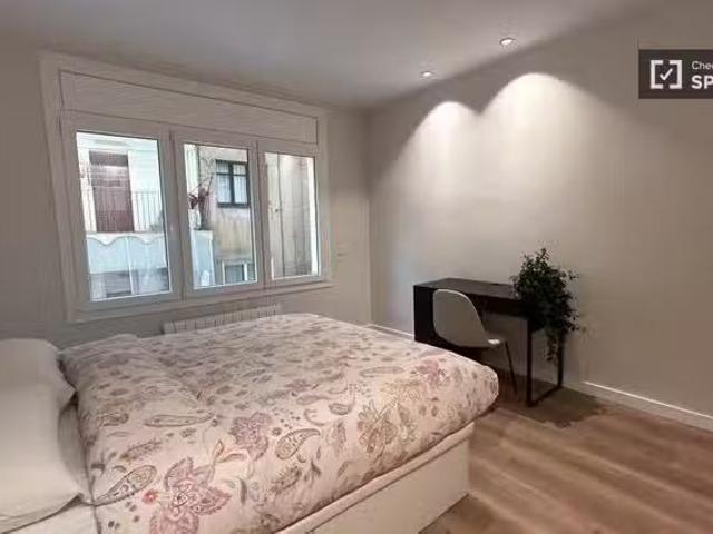 Único Se alquila habitación en piso de 4 dormitorios en Gràcia.