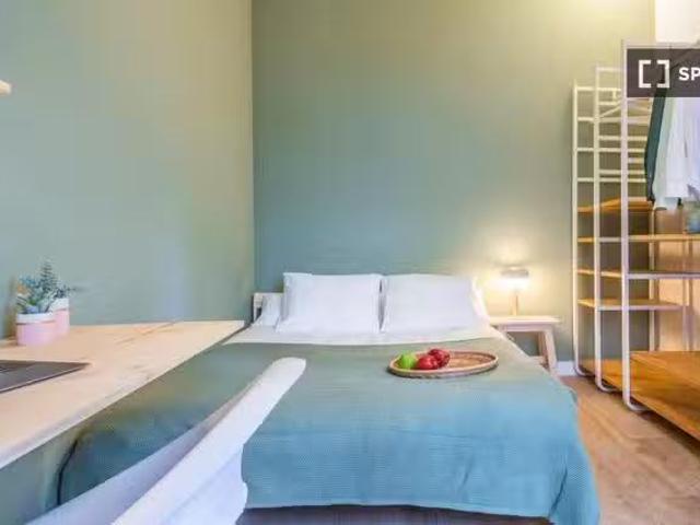 Barato Se alquila habitación en piso de 4 dormitorios en Barce.