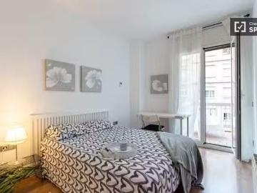 ¡Oferta! Se alquila habitación en piso de 4 dormitorios en Grà.