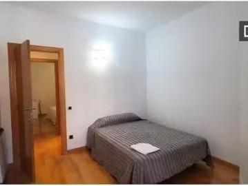 ¡Renta! Se alquila habitación en piso de 4 dormitorios en Barc.