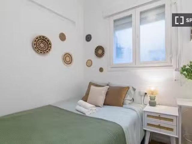 ¡Renta! Se alquila habitación en piso de 4 dormitorios en Barc.
