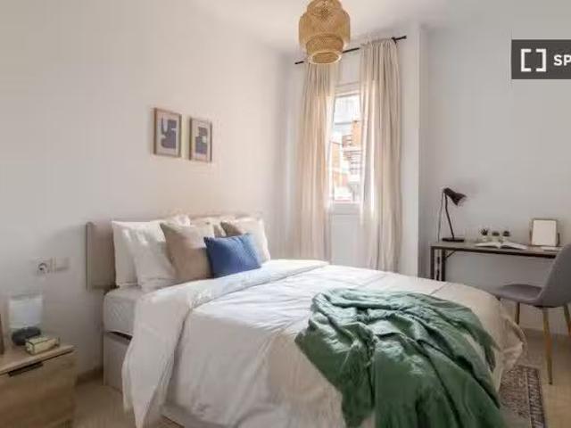 ¡Recién llegado! Se alquila habitación en piso de 4 dormitorio.